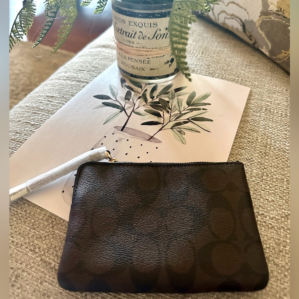 Coach Wristlet! NWT Approximately 5 x‎ 3.5 x 1. Signature canvas. - Picture 2 of 10